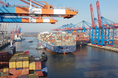 Containerschiff in einem Hafen