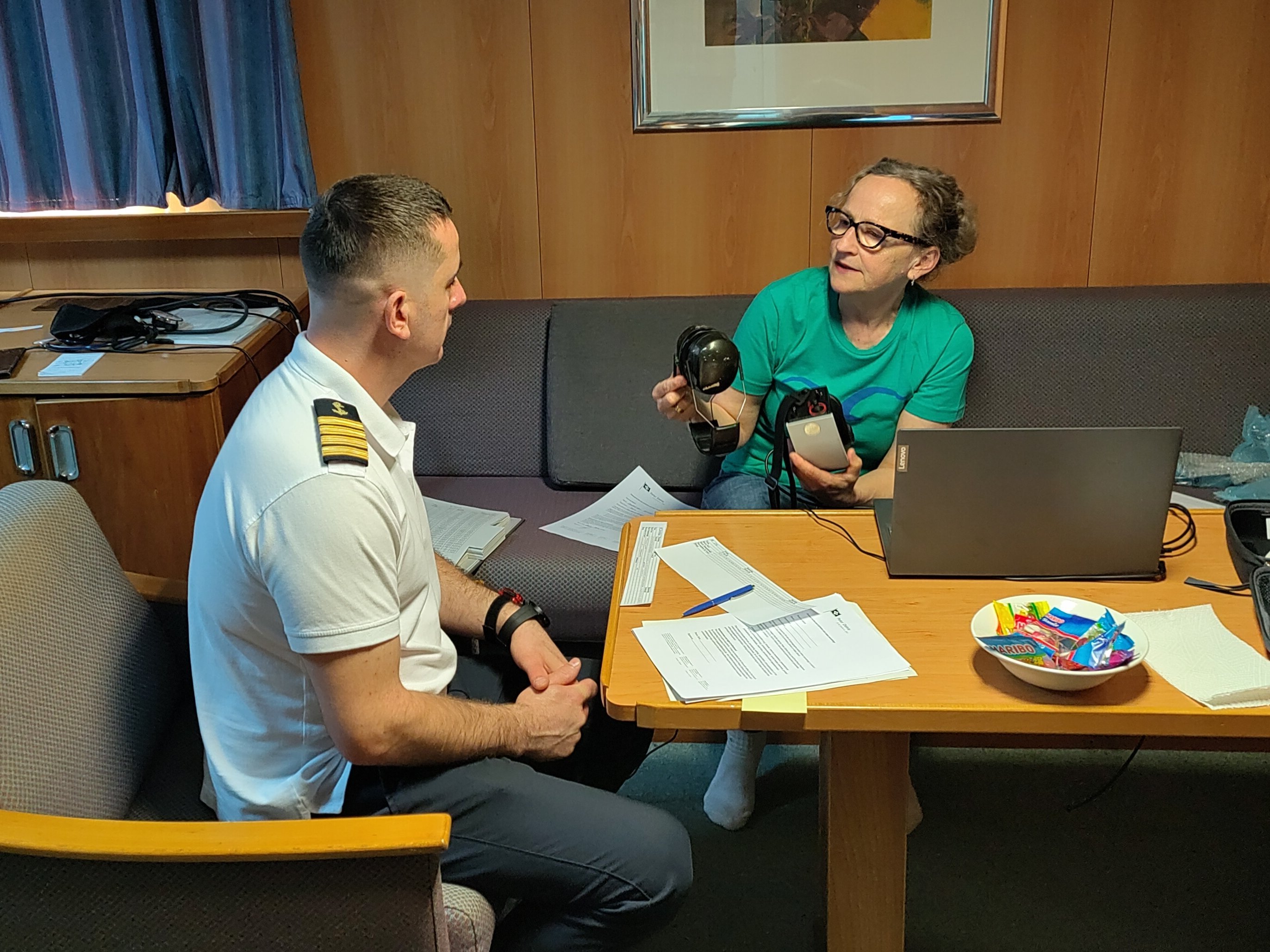 Forschung im Gespräch mit der Praxis: Projektmitglieder stimmen Messgeräte, Abläufe und Einsatzbedingungen direkt mit einem Crewmitglied an Bord ab. 