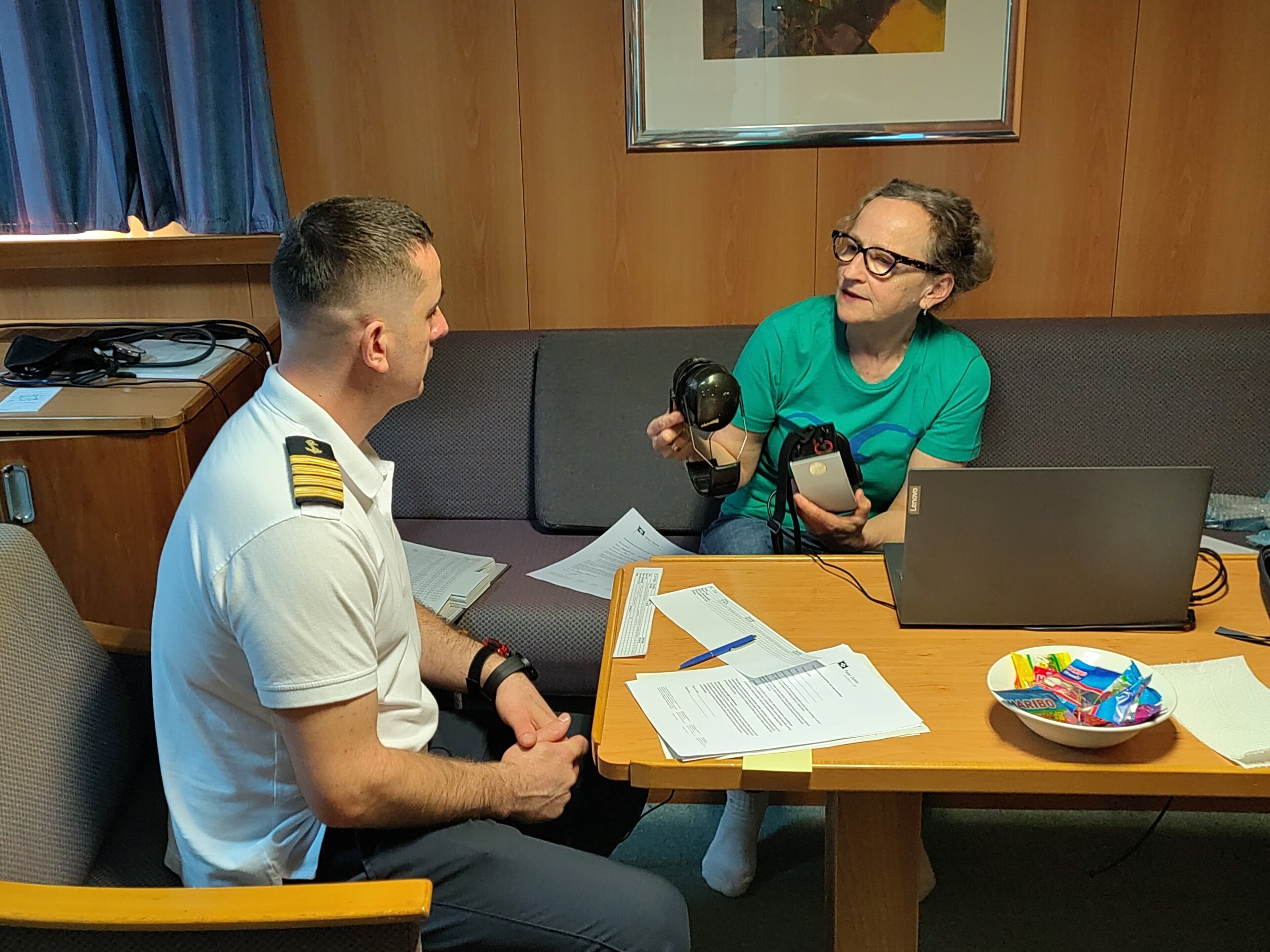 Research in dialogue with practice: project team members coordinate measuring devices, procedures and operating conditions directly with a crew member on board.