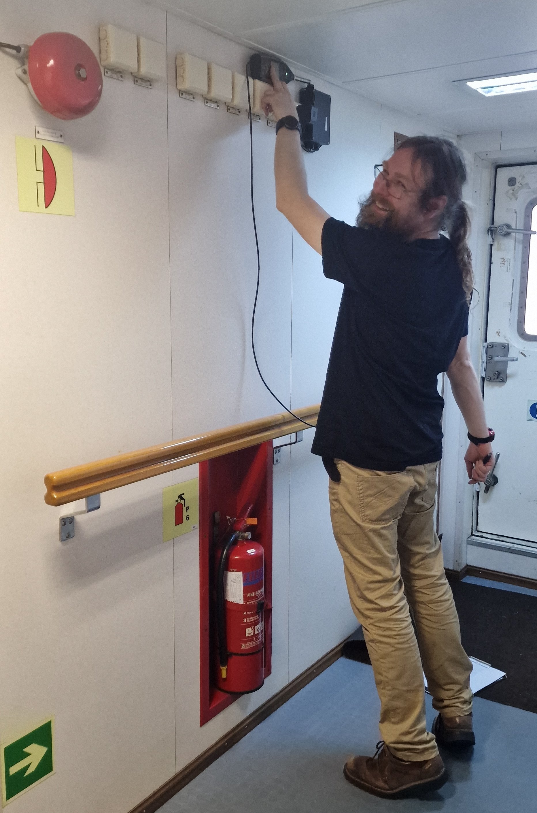 Installation under real conditions: sensors are mounted directly on board and integrated into the technical infrastructure.