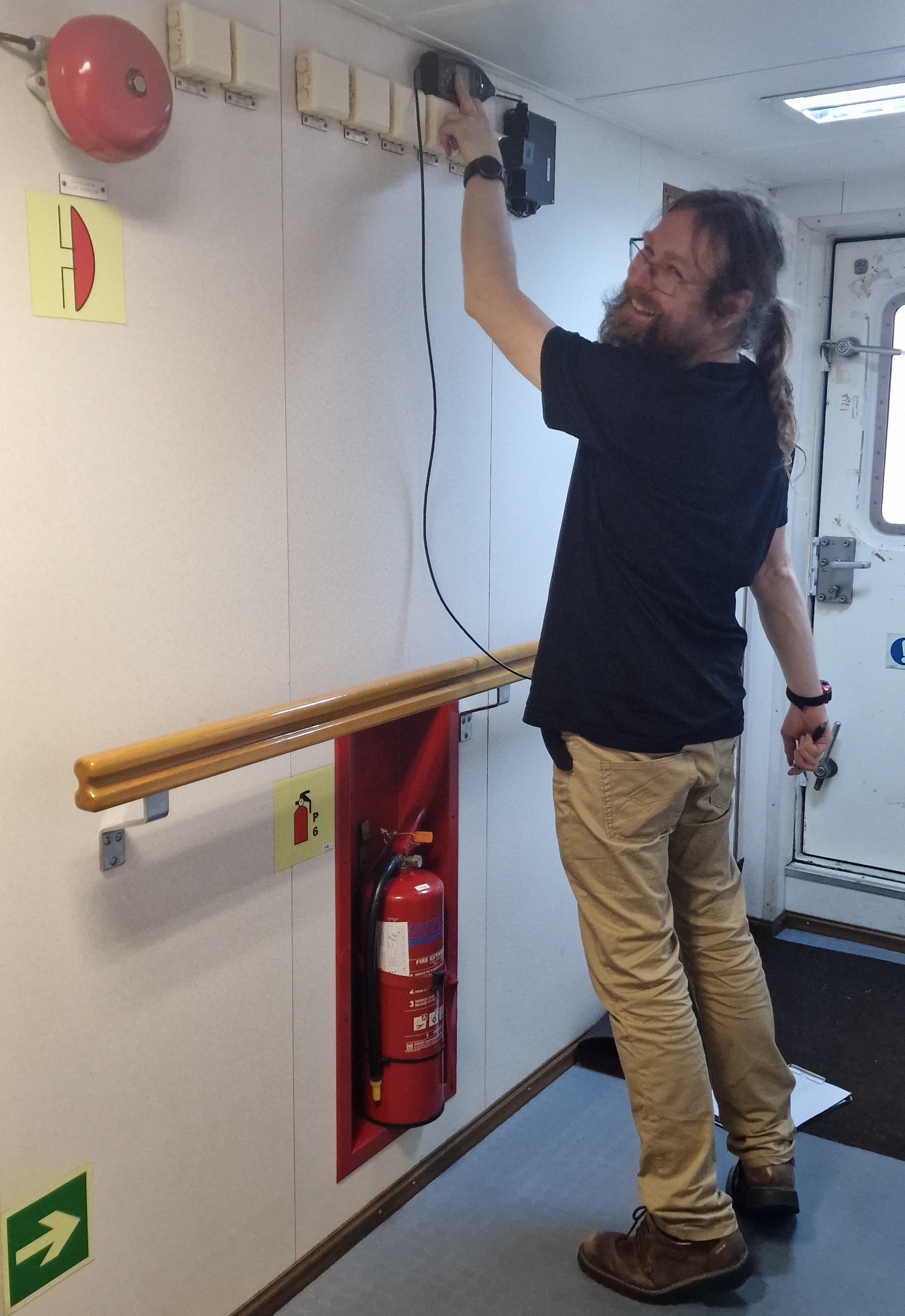 Installation unter Realbedingungen: Sensorik wird direkt an Bord montiert und in die technische Infrastruktur integriert. 