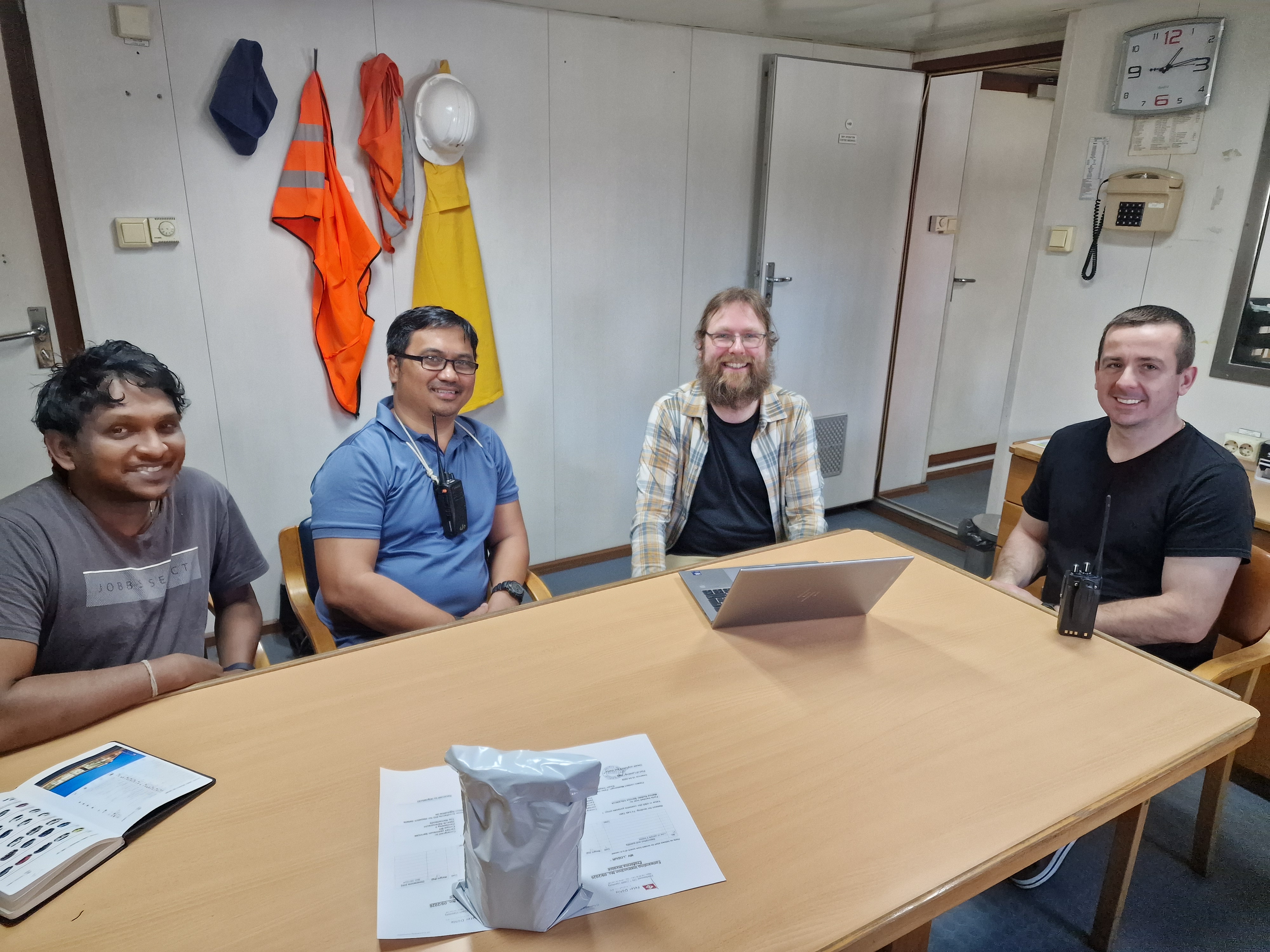 Gemeinsamer Austausch an Bord: Crew und Projektbeteiligte während der laufenden Borduntersuchung mit SeaWell. 